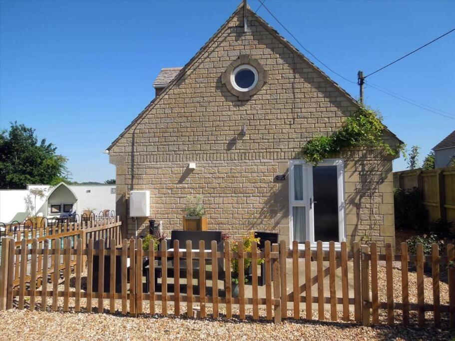 Beautiful 2 Bedroom Guest House With Private Pool In Lacock, Wiltshire 외부 사진